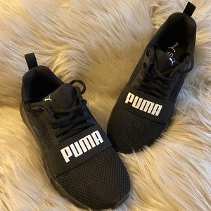NWOT PUMA SNEAKERS